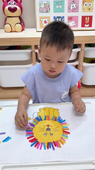 吸管别扔!5分钟变狮子王🦁|娃玩到停不下来! 闲置吸管别丢!0成本就能get超好玩的早教游戏!简单3步,变身炸毛小狮子,宝宝小手根本停不下来~👏
🌈【材料超简单,家里都有】
1. 纸板/卡纸 (画个萌狮头)
2. 彩色吸管 (剪成小段~2.5cm)
3. 双面胶 (绕狮头贴一圈)
✨【3步开玩!超简单
1. 🦁 卡纸画个可爱狮子头
2. 🧷 双面胶绕狮头贴满一圈
3. ✂️ 彩色吸管剪小段,让宝宝尽情贴贴贴!
🎯【玩出3大能力!宝妈必看】
小手贴贴贴 → 精细动作UP UP!(抓、捏、贴,小手越练越灵活)
彩色吸管配配配 → 艺术启蒙Get!(认识颜色,自由搭配超有趣)
专注完成小狮子 → 耐心培养中!(完成作品的成就感满满!)
🔥 快带娃玩起来!宅家不无聊,省钱又益智!
#不花钱早教 #废物利用手工 #亲子手工 #精细动作游戏 #艺术启蒙