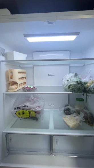 网上都说冰箱散味不好是因为里面有一层膜没有撕掉,可是我找了一圈,也没发现我家冰箱里面哪有这个撕膜的地方#冰箱散味 #冰箱撕膜 #新家入住 #自己的小窝 #晒出你的家