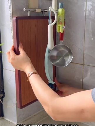 这个挂钩安装非常简单,平时用来挂个勺子铲子啥的非常方便!#六爪挂钩 #六爪旋转挂钩