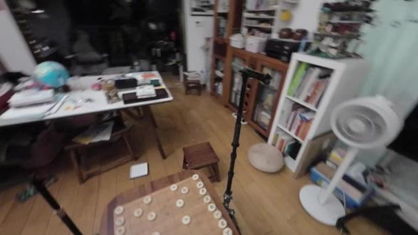 让元宝和豆包下一盘象棋,可以比较明显看出来双方水平差距,豆包对语音交互的理解能力比元宝高很多,并且废话比较少,被打断能马上停止,反应也快,元宝识别错误率高。豆包对视频的理解上面也比元宝有优势,感觉元宝下完第一步后面就胡扯了,不知道什么棋子在什么位置,而豆包的感知还是相对准确,不过再往后面下的过程中也出现错误,毕竟棋子棋盘它要判断认准还是相当困难。但是跟去年初的ai比那就是相当惊艳了,一年时间的进步可谓是神速。#豆包