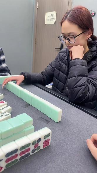 大家评评理!下家提前看牌下边是个红中 这能给他认不#打麻将 #西安同城 #麻将三缺一 #打麻将的小仙女 #西安麻将