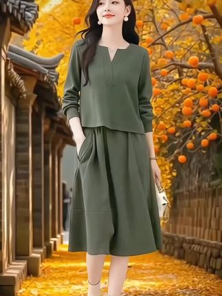 #说好的随便穿穿去看秀姐妹们!尤其是那些追求舒适又想穿得高级的时髦精们,看过来!2025秋款这套休闲时尚套装裙绝了! 不管你是橄榄绿、咖色还是粉棕,每一款都自带高级感。上衣是小V领设计,显瘦又有气质,搭配宽松半身裙,遮肉还减龄,一套穿出去,洋气到没朋友! 不管是日常逛街还是约会,这套两件套都能让你轻松hold住。面料舒适,版型宽松,对各种身材都很友好。2025秋季新款,穿上它你就是街上最靓的仔,赶紧冲!#小个子春秋显瘦穿搭#如何通过穿搭摆脱路人感#秋天变时髦就从韩系穿搭开始