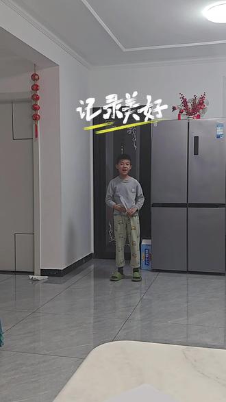 二年级小朋友第一次拍视频折手工#手工折纸 #纸飞机的折法简单