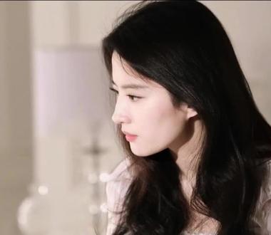 刘亦菲丨自给自足的圆满从不向外求认可,也不靠外界定义自己,所有力量都从最深处长出来。
#刘亦菲 #女性成长 #智慧人生 #女明星#演员