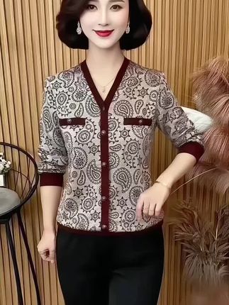 姐妹们快来看看这件超美的新款腰果花上衣,它采用了经典的圆领设计,简约又大方,而且整体是那种非常宽松的版型,穿着舒服自在,还能遮住小肚子哦!它是长袖的设计,秋天穿刚好合适,既优雅又时尚,特别适合中老年人穿,喜欢的朋友赶快点击下方链接购买吧!#女装 #谁穿谁好看 #只做高品质 #中式老年女装衣服 #高端大气上档次这也太漂亮了