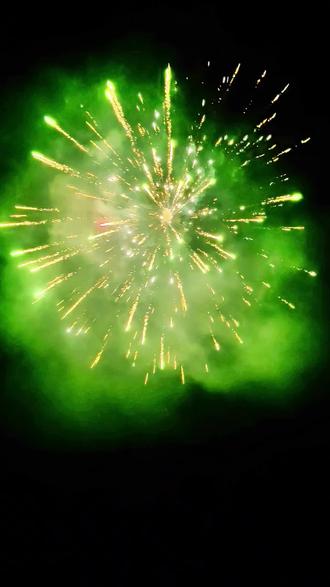 拜年画册
迎接新年的仪式,从拜年开始。
回望去年的时光,仿佛就在昨天。
展望明年的未来,宛然就在眼前。
三百六十五个日与夜,
三百六十五里路与途,
咫尺天涯,
举杯祝愿,
相知年年!