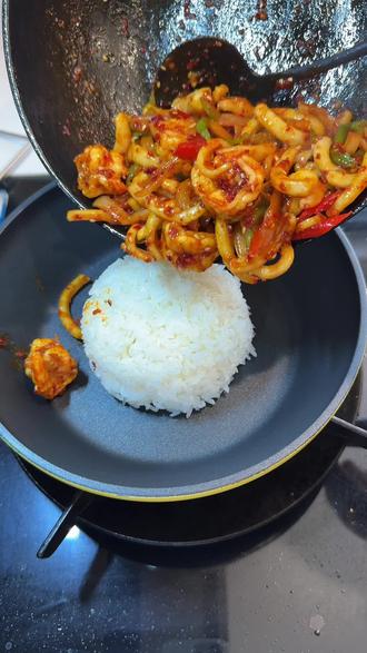 某村香辣鱿鱼拌饭! 村驴老师太优秀了,这个料汁的配比非常哇塞,强烈推荐大家试一试!#米村拌饭 #香辣鱿鱼须 #村驴 #盖饭 #家常美食