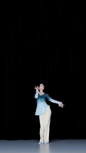 听听春雨的声音~ #春晚喜雨 #孟庆旸喜雨舞蹈挑战 #青年创作者成长计划 #全网都在跳这个舞 #国风古韵
编导:李佳雯