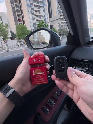 家人们,这个就是最近超火的华子一键启动汽车钥匙套,卡通防撞防摔硅胶专用款,只要有一键启动的都可以用这款钥匙扣。#钥匙套 #汽车钥匙套 #卡通钥匙套