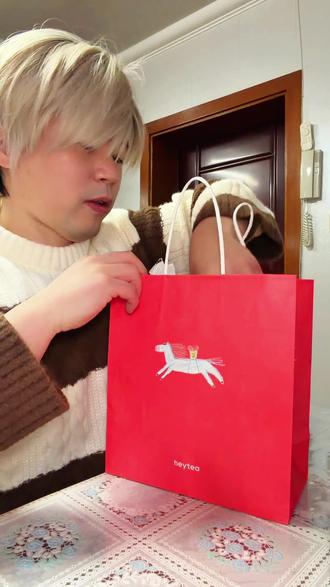 跟风点一杯苦巧咸酪碎银子,可能冻的时间不够没有全部冻上,但是还是意外的好吃!#vlog日常 #苦巧咸酪碎银子 #冰淇淋