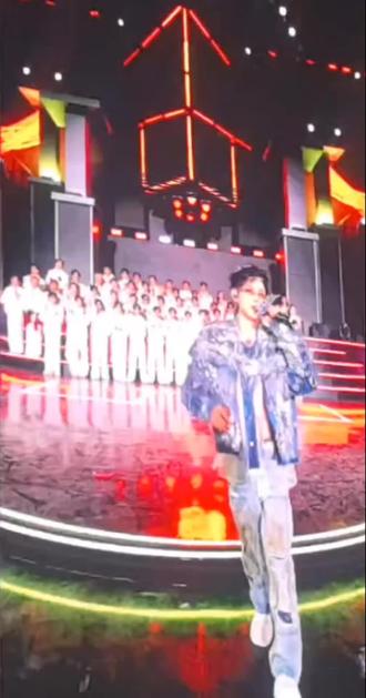 #包头演唱会 #现场 #高迪庞博文 #夯爆了
高低也得发个抖音,和闺蜜坐着马扎看的。 #夯爆了