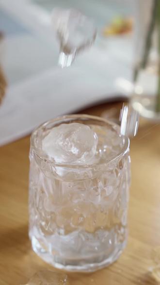 一抹东方初色,一身轻盈舒适💫杨紫同款草本初色超薄内衣,蚕丝基底打造超薄无痕体验,非遗宋锦金钱纹勾精致,香氛加持氛围感拉满,国际设计美学碰撞东方非遗工艺,穿的是内衣,更是品味~#草本初色超薄内衣 #杨紫携手草本初色#草本初色莫代尔蚕丝内衣#草本初色自然好材质