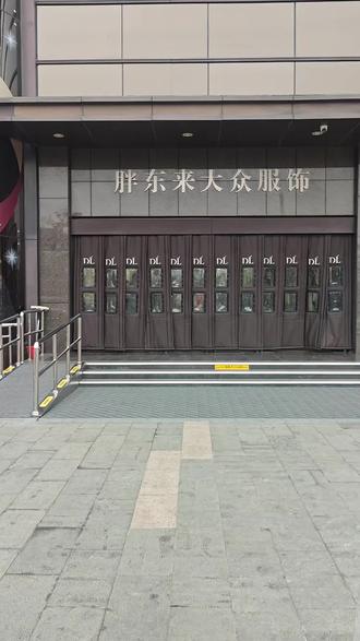 早早的都来排队了 哈哈你说人多不多