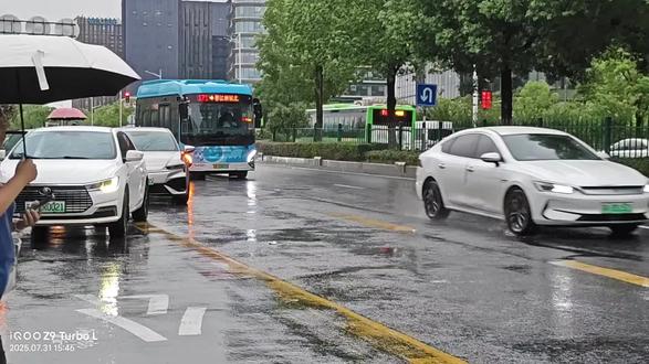 新开B30路等2条线路及优化调整108路
车来了 2025年11月27日
为进一步优化公交线网布局,提升公共交通服务效能,方便岱山等片区市民出行,自2025年12月2日首班车起,新辟微循环公交B30路、B31路,优化调整108路,同步整合171路、185路。具体如下:
1.新辟微循环公交B30路
首末站:岱山南路总站西⇌螺塘路地铁站。
线路走向:自“岱山南路总站西”站起,沿岱山南路、夏家村街、梅山村路、衡村街、岱善路、岱山东路、秦新路至终点站“螺塘路地铁站”(返程路段相同)。
沿途停靠:岱山南路总站西、岱山南路·夏家村街(路北侧)、西善花苑南、西善花苑总站、梅山村路·衡村街、平治东苑西、平治东苑北、岱山东路·西柿路、螺塘路地铁站等站点。
服务时间:岱山南路总站西06:00~20:00;螺塘路地铁站06:20~20:20。
该线路采用无人售票,单一票价2元模式经营,支持电子支付,同时乘客可享受政府各类优惠或免费乘车政策。
2.新辟微循环公交B31路
首末站:岱山南路总站西⇌螺塘路地铁站。
线路走向:自“岱山南路总站西”站起,沿岱山南路、尤庄街、梅山村路、单家村街、徐村街、周村街、岱山北路、岱山西路、天保桥、江滨路、江胜路、西寇街、龙藏大道、秦新路至终点站“螺塘路地铁站”(返程路段相同)。
沿途停靠:岱山南路总站西、西善花苑总站、徐村街·岱善路、恒永东苑西、岱山北路西、姚南、江胜路西、西寇街、青莲街地铁站、螺塘路地铁站等站点。
服务时间:岱山南路总站西06:00~20:00;螺塘路地铁站06:30~20:30。
该线路采用无人售票,单一票价2元模式经营,支持电子支付,同时乘客可享受政府各类优惠或免费乘车政策。
3.优化调整108路
首末站调整:安德门地铁站⇌小行小区。
走向调整:线路中段自“春江路江泉路”路口起,沿江泉路、春园路、江艺路至数字大道回正线路行驶;线路西段自“琥珀花园西”起,沿凤信路、灿星路、星博路、软件大道至终点站“小行小区”(返程路段相同)。
增设站点:江泉路、春江新城、升景坊、新河苑、贾西东(路南侧)、灿星路、星博路北、小行小区。
撤销站点:韩府坊。
服务时间:安德门地铁站05:30~21:40;小行小区06:10~22:20。
4.整合171路、185路
结合上述线路新辟、优化调整,原171路运营功能整合并入108路;原185路运营功能整合并入B30