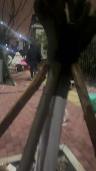 #飞天茅台 #贵州旅游 排队买酒了,为了买酒连夜赶来排队。#贵州茅台 #年轻人真会玩