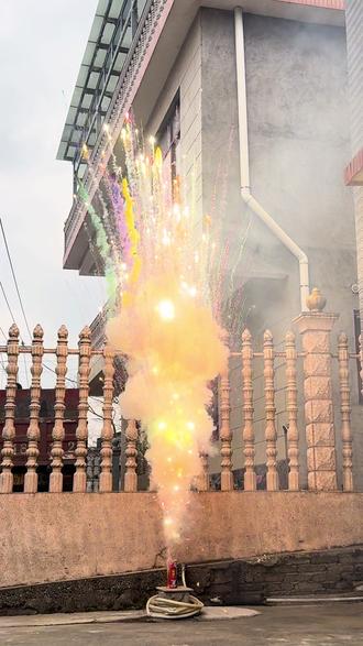 原来这个要白天放啊#七彩鞭炮