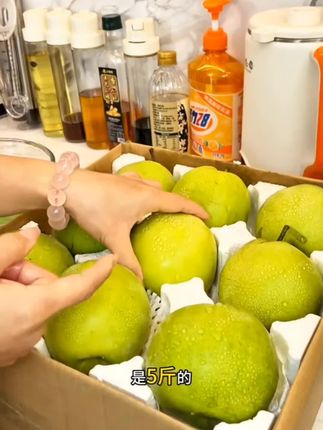 安徽砀山的青皮蜜梨 皮薄肉厚 脆甜爆汁 从来没有吃过这么好吃的青梨 真的超好吃#梨 #青梨 #新鲜应季水果 #优质农产品 #水果