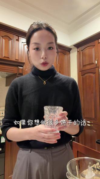 超简单马饼干制作教程🐴纯手搓😂有手就行
这是一个春节家里蹲无所事事手搓马饼干视频(bushi)😆😆
其实我研究给家里小马自制马饼干很久啦,刚开始做出来的饼干总是湿软不成型,也误放过对马的肠胃有压力的食材😅(比如面粉什么的),经过我不断的改良,最近已经研制出Kitty姐姐马饼干终极配方!!!✌🏻前后做了三四次都很成功,而且这个配方很稳定,食材简单,美味又安全,Disco和马场的其他小马已经吃了大半年啦,它们都很喜欢吃,可以说是适口性很好的一款饼干了。
今天把这个配方分享给大家,希望你们也可以一次成功,做出获得小马青睐的饼干哦❤️~
#马术 #马场日常 #马术运动 #盛装舞步 #马饼干