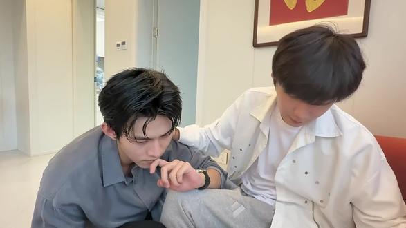 云旗,老师都让你起身了怎么还抱呢?还有哪有按着人家头让人家抬头的?老师现场磕疯了啊,最后想问一下,普普的情绪怎么看着有点沉重呢?