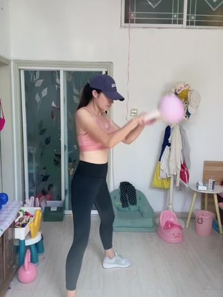 就这么一个简单的动作,能瘦全身,很多人不相信,坚持一个月,你会回来感谢我的#居家运动 #壶铃 #壶铃摇摆