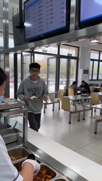 玩什么追捕可以吃到饭呢?#校园食堂 #逃出惊魂夜#蛋仔派对 #豆包