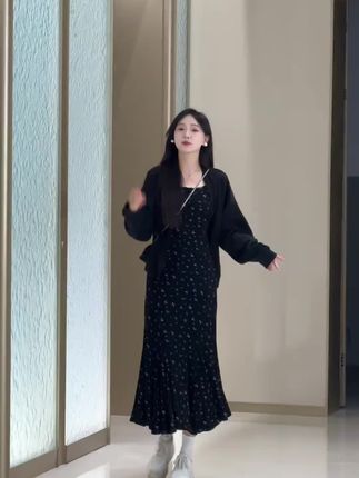 姐妹们答应我都去穿这套小碎花连衣裙,肩带可调节,小个子也能驾驭。秋天搭配开衫,上身真的好温柔好好看啊!微胖姐妹穿上也超级显瘦,春天出游穿这套真的绝了!#每日穿搭look #气场全开 #气质轻熟风 #约会穿搭 #温柔穿搭