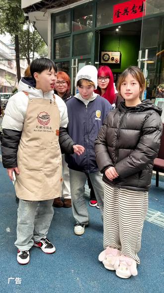 甘孜州于2026年1月28日正式发布"景区终身门票制",推出两款涵盖14个主要景区的终身畅游卡,分别为贡嘎海棠卡和贡嘎金雕卡,售价分别为317元和318元。购卡详情
卡种与定价:
。贡嘎海棠卡:售价317元,卡面设计灵感来源于甘孜州州花"海棠"及"丝路甘孜" G317国道。23
。贡嘎金雕卡:售价318元,卡面设计灵感来源于甘孜州州鸟"金雕"及"中国人的景观大道"G318国道。
权益范围:持卡人可终身无限次免费入园以下14家4A级及以上景区(不含景区内观光车,索道等二次消费项目):34
。海螺沟景区(5A)。稻城亚丁景区(5A)。康定木格措景区(4A)。康定木雅圣地景区(4A)丹巴甲居藏寨景区(4A)。泸定桥景区(4A)
。九龙伍须海景区(4A)。道孚墨石公园景区(4A)
。道孚亚拉雪山景区(4A)
理塘勒通古镇景区(4A)巴塘措普沟景区(4A)。新龙红山景区(4A)。德格印经院景区(4A)。德格玉龙拉措景区(4A)#甘孜州A级景区终身卡#甘孜州景区门票一卡通#甘孜旅游 #甘孜终身畅游卡#甘孜文旅