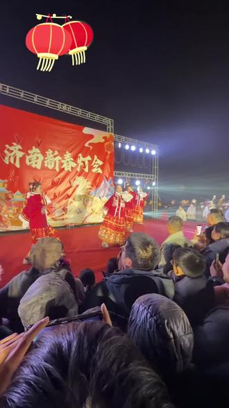 吃完团圆饭,不妨出门感受年味。2026济南新春灯会大年初一开园,花灯璀璨夺目,夜景赏心悦目。每晚有不间断的歌舞表演,非遗打铁花、火壶、篝火晚会依次登场,烟花秀适时绽放,让春节夜晚更加充实有趣。#2026济南新春灯会#春节游玩