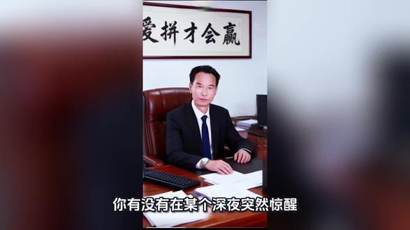 半身风雨、半身沧桑
岁月匆匆,一甲子倏然而过;浮生历劫,六十载冷暖自知。
生逢父母高龄,自幼便知世事维艰;少小之年,双亲已鬓染霜雪、步履渐迟。虽家境清寒、粗茶淡饭,却蒙二老倾尽慈爱,护我成长,教我做人。
及至弱冠,双亲相继辞世,顿失依靠。
从此风雨独行,四顾无援,孑然一身立于世,尝尽人间冷暖,亦深谙命运多舛。
家徒四壁,一贫如洗。
及至成家立业,上无高堂可依,下有稚子待养。
柴米油盐、衣食冷暖,无一不靠双手打拼;晨昏操劳、风雨奔波,只为儿女安稳、家中灯火。
苦而不言,累而不语,将万般辛酸藏于心间,把一身坚韧写于风骨。
中年之后,白手创业,更是步步艰辛。
无背景、无依仗、无退路,唯有咬牙坚守。
历过困境,受过冷眼,经过低谷,饱经风霜;数度山穷水尽,几番默默支撑,终以半生倔强,闯出一番天地。
今至花甲,回望一生:
生于清贫,长于坎坷,少年失怙,青年负重,中年拼搏,终有小成。
一生风雨,一生坚韧,一生善良,一生未曾低头。
虽无惊天伟业,却也无愧于心,不负亲人,不负此生。
感恩父母高龄赐我生命,恩深似海;
感恩儿女相伴相随,慰我半生辛劳;
感恩岁月千锤百炼,成就今日从容;
更感恩那个历经苦难,却始终不怨、不弃、不倒的自己。
花甲之年,非为迟暮,乃是人生沉淀。
半生风雨,皆为勋章;半生沧桑,终成从容。
愿此后岁月,风轻云淡,心安体健;
不负此生来时路,不负一甲子风霜。
余生安稳,喜乐常伴,浅笑安然。