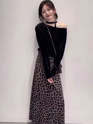 丝绒两件套 #高级感穿搭 #穿搭ootd #今日穿搭 #御姐风 #豹纹半身裙