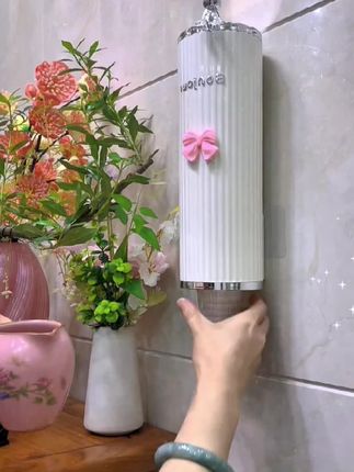 壁挂式饮水机杯架带盖设计杯子取杯器杯架抽取式杯架杯子置物架。#壁挂式取杯器