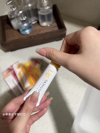 秋冬小嘴干燥爱起皮的宝 用它准没错 一支保湿润唇一支水润修护~