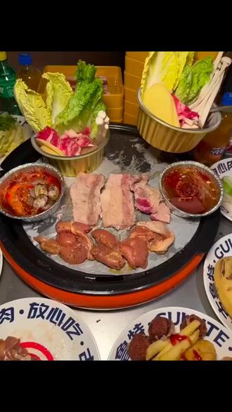 宝子们!古鲁特的【春日限定】双人烤肉自助现在才99就能拿下!原价198现在直接打5折,这个价格真的太亲民了!5.11到6.8期间都能用,不用预约直接去,就是高峰期可能要排队。原切五花、葱香五花这些招牌主打全都不限量,肉质鲜嫩到爆。作为邯郸自助餐人气榜第1名,环境舒适服务又贴心,刷到了必须闭眼囤,反正不用随时可退,过期还能自动退!#美食分享 #火锅热门榜