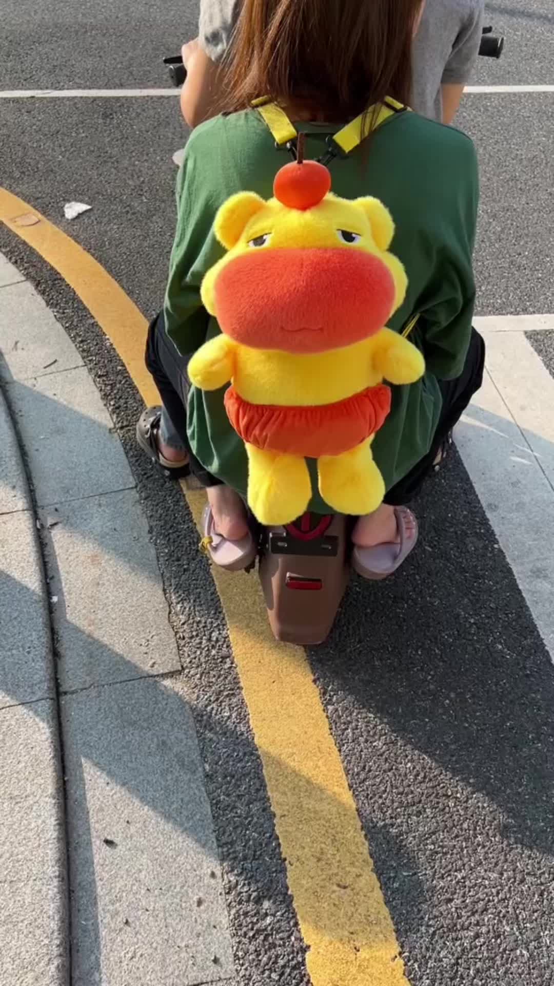 水豚噜噜:别看我可爱欺负我 我狠起来超凶的!#玩儿个很新的东西 #水豚噜噜 #背包