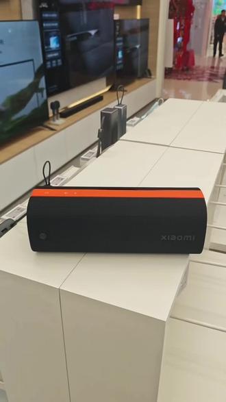 小米蓝牙音箱Pro|声浪与光影,一触即燃
这是一款拥有5200mAh大电池、50W高功率哈曼
调音和3D炫彩灯光的多功能音箱。
「炫酷外观」:鲜橙色和黑色组合,外观炫酷时
尚,隐藏式手把,适合户外携带。
「出色音质」:50W高功率,15W高音+35W低
音,哈曼调音,带来沉浸式的音乐体验。
「组合互联」:TWS模式两台组成立体音效,最多
可串联100个同型号音箱,覆盖大型派对现场,氛
围感拉满。
「超长续航」:5200mAh大电池,支持26个小时
超长续航,长时间使用不断电。
「户外耐用,:支持IP67防水防尘,不怕户外雨
水、沙尘,支持PD快速充电,4小时充满。#小米
科技年货节#新疆小米之家#新疆分公司#新年货新
年价#JM73656