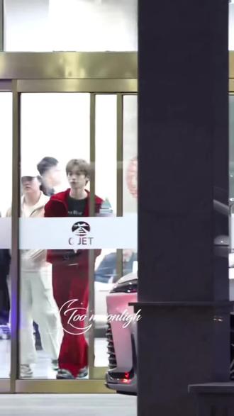 行,小的穿红大的穿蓝,整挺明白!😎雷朋99