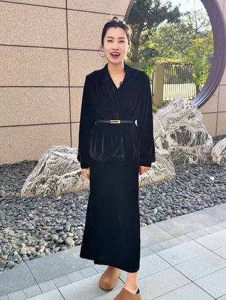 姐妹们,这套真的太好看了,它是一个丝绒的套装,上身特别显贵气,而且很保暖,冬天穿出门也不会冷,微胖女生穿上也超显瘦,轻松拿捏住冬天的氛围感,喜欢的姐妹赶紧冲!#穿出高级感 #高级感穿搭 #气质优雅穿搭
