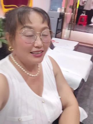 这首歌太火了,我也来臭臭美,亲友们,下午好 😜😜#祝࿆大࿆家࿆笑࿆口࿆常࿆开