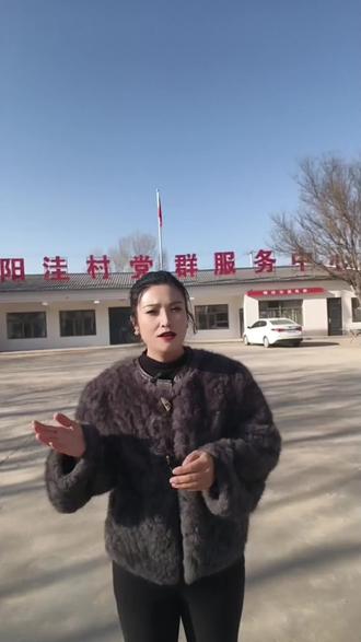 #振兴乡村 #回老家陪孤寡老人 #暖心故事 送温暖过大年
靖边县镇靖镇阳洼村,这是我的第二个家乡(老公的老家)。它坐落在靖边的中部地带,离县城也就10公里路,志靖公路打村里穿过去,出门办事特别方便,旁边挨着显安村和芦东村,村域海拔大概1200米,天是真蓝,景是真美。如今村里早已通了天然气,家家户户用着又干净又方便,更暖心的是村里的幸福园,70岁以上的老人们,每天都能去村委吃饭、打牌娱乐,日子过得热热闹闹。这几年村里变化肉眼可见,村容整洁,民生暖心,咱阳洼村人的幸福日子,一天更比一天好。