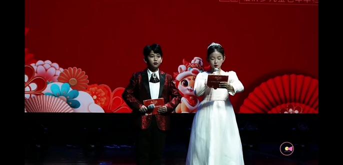 临沂电视综合频道,少儿春晚。这么小的年龄表现的已经很棒了!希望女儿再接再厉!#临沂少儿春晚 #民族声乐 #心有多大舞台就有多大 #从教室到舞台 #成长