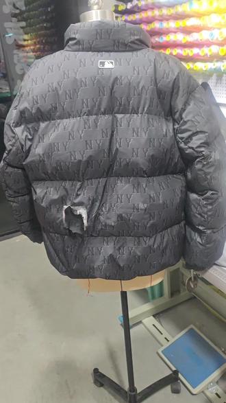 羽绒服破洞修复!#羽绒服破洞无痕修补 #羽绒服 #修改衣服