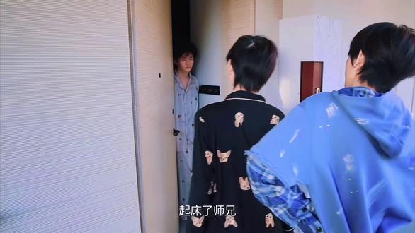 小鱼成功贿赂吉米一起入睡#余宇涵 #陈浚铭 #时代峰峻