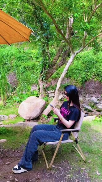 深圳遛娃|带娃闯入“绿野仙踪”,玩水放电不费妈🌿 90后宝妈,19岁初恋到现在,带娃4年了。周末真的不想去商场人挤人,就带小叮当躲进了南山一个超隐秘的营地——萤溪谷。满眼绿色,有小溪、有树林,待一下午,感觉一周的疲惫都被洗掉了🌿
#创作者中心 #深圳周末好去处 #亲子户外 #让童年长在自然里 #原来大自然才是最好的游乐园