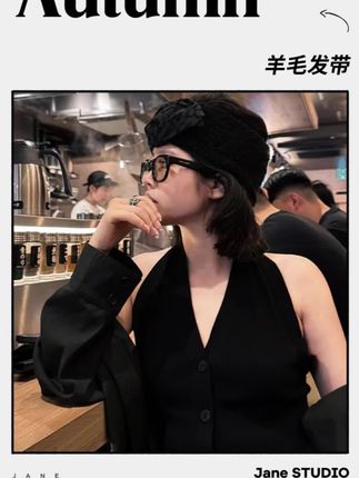 #发带 #时髦精 #搭配你的高级范儿 #优雅气质 #高级感穿搭 东京羊毛的这个发带真的太好看了,它是这种蕾丝镂空的设计,特别精致,而且戴起来很舒服,不会勒头。秋天搭配毛衣或者卫衣,还有冬天的毛绒外套都可以,真的很百搭🔥