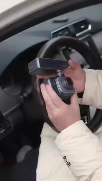 神眸 DC1,一吸一粘, 3 秒就能装好,无需工具,不用布线,不损内饰,自己动手呢,自己动手就能装超方便。关键是,熄火之后呢,能自动开启守护模式,不用你手动开机。但凡有啥异常情况,这个蓝红警示灯呢,立马亮起来,吓走别有所图的人。那同时还会立刻录像留证据,全程一点都不会暴露,那证据妥妥的全保存好。