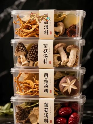 人们,还在为炖不出鲜美的汤发愁?有了这款七彩菌菇汤包,轻松搞定!精选多种优质菌菇,搭配合理,不用费心搭配食材。不管是炖汤、煮面还是涮火锅,放一包进去,立马鲜掉眉毛!忙碌一天回到家,花半小时就能喝上热乎乎、香喷喷的菌菇汤,方便又快捷。而且营养均衡,老人小孩都爱喝。别犹豫啦,赶快囤上几包,开启美味新体验!#菌菇 #羊肚菌 #便捷美食 #厨房必备 #妈呀太香了