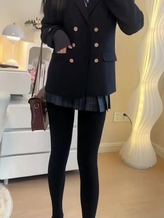 秋冬显瘦还是得黑色裤袜,高级有质感的连裤袜秋冬天一定要有!加绒保暖的同时还很显瘦!怎么搭都好看#显高显瘦显腿长 #穿出大长腿 #辣妹穿搭 #百搭显瘦