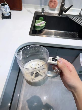 这个电动搅拌杯真是绝了!用它搅拌出的鸡蛋羹0失败啊,简直是我这种手残党的救星!用它淘洗大米一粒米都不会浪费#电动打蛋器 #电动搅拌杯 #手残党 #强烈推荐 #鸡蛋羹