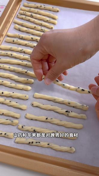 山药苹果扭扭棒 山药和苹果都是对脾胃好的食材,可以做成磨牙小零食,香甜酥脆,还特别有营养!#宝宝辅食 #山药苹果扭扭棒