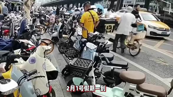 2025年9月1日起,电动车新规实施“三罚款二扣车”政策。三罚款:一是无牌无证上路,电动自行车、轻便摩托、电动摩托需分别悬挂绿牌、蓝牌、黄牌,并持有相应驾驶证,无牌罚款30-50元或扣车,无证驾驶罚2000元+扣车;二是非法改装,如解除限速、换大功率电机等,罚500-2000元;三是违规充电,禁止楼梯间、公共门厅充电及带电池上楼,违规罚300-500元。二扣车:一是非标电动车过渡期结束禁止上路,违规扣车;二是报废电动车(如电动摩托车超13年)继续上路,扣车并处罚。